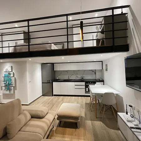 Isla Center * ティラナ