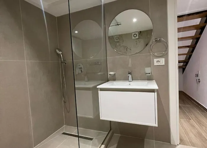 Isla Center * ティラナ